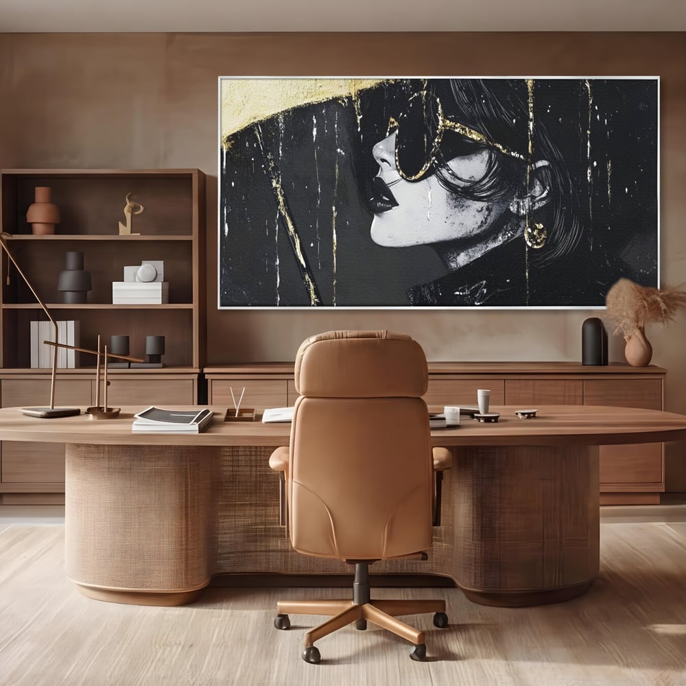 Tablou canvas cu tablou canvas cu femeie in ploaie stilizata, in rama de aluminiu argintiu, pe perete intr-un birou